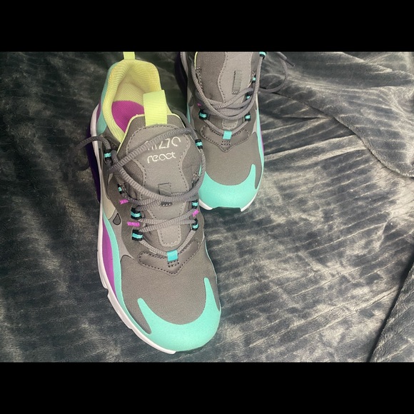 Nikereact sneakers 6y size 8 women’s - Picture 2 of 5